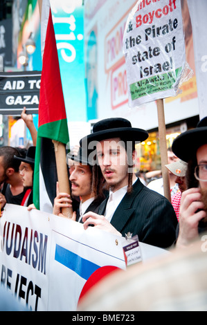 Neturei Karta, eine Anti-Zionist orthodoxen jüdischen Organisation protest Israels Angriff auf das Schiff der Flotte. Times Square, New York Stockfoto