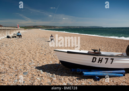 Großbritannien, England, Devon, Torcoss, Amateur-Künstler auf Slapton Sands skizzieren Boot am Strand Stockfoto