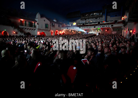 Eine Menge von Kinobesuchern besuchen ein Screening auf dem Arlington-Theater in Santa Barbara, Kalifornien. (Foto: Scott London) Stockfoto