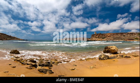 Ghajn Tuffieha Bay gehört zu den schönsten und idyllischen Stränden auf der Insel Malta Stockfoto