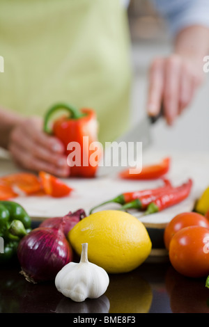 Frau, schneiden Sie Gemüse, Schweden. Stockfoto