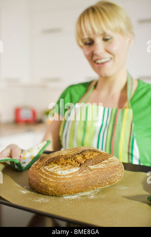 Frau mit einem frisch gebackenes Brot, Schweden. Stockfoto