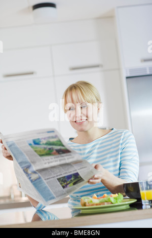 Frau frühstücken, Schweden. Stockfoto