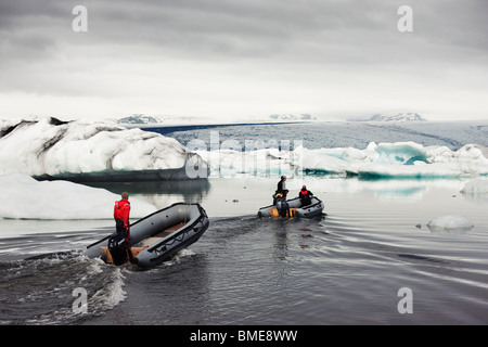 Aufblasbare Boote im Meer Stockfoto