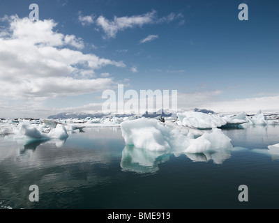 Eisberge im Wasser schwimmende Stockfoto