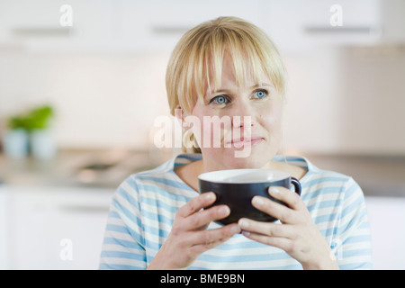 Frau frühstücken, Schweden. Stockfoto