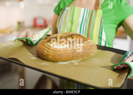 Frau mit einem frisch gebackenes Brot, Schweden. Stockfoto