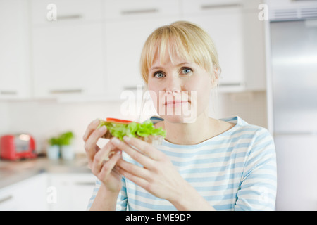 Frau frühstücken, Schweden. Stockfoto