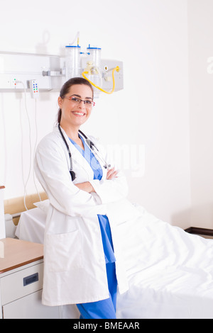 junge zuversichtlich Lächeln Ärztin im Krankenhaus Stockfoto
