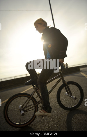 BMX Flatland Freestyle Stunt Fahrer junge Frau Durchführung Stunts auf ihren BMX-Rad, UK Stockfoto