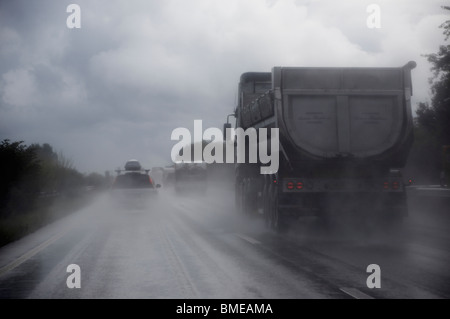 Regen-Wetter auf der Autobahn Stockfoto