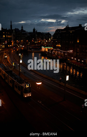 Straßenbahn in der Stadt am Kanal in der Nacht Stockfoto