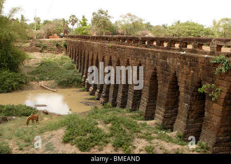 12. Jahrhundert corbeled Spean Praptos Stein-Bogen-Brücke, Kambodscha Stockfoto