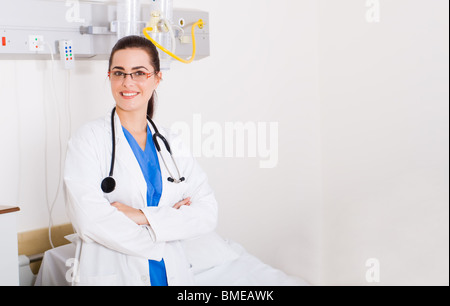 junge zuversichtlich Lächeln Ärztin im Krankenhaus Stockfoto