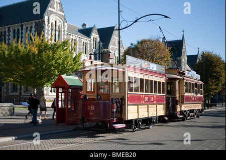 Christchurch-Straßenbahn auf der Stadt-Schleife, hielten wir an Christchurch Arts Centre im kulturellen Bezirk Stockfoto