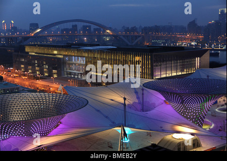 EXPO-Axis in Zone B in der Nacht, 2010 Shanghai World Expo Park, Pudong, Shanghai, China Stockfoto