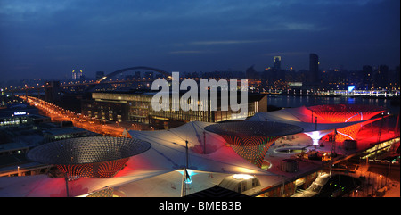 EXPO-Axis in Zone B in der Nacht, 2010 Shanghai World Expo Park, Pudong, Shanghai, China Stockfoto