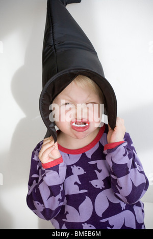 Mädchen verkleidet für Halloween, Schweden. Stockfoto