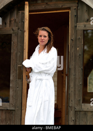 Frau trägt verlassen Sauna Bademantel Stockfoto