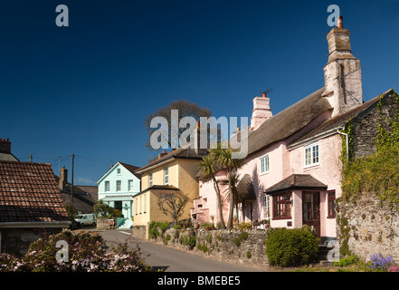 Großbritannien, England, Devon, Strete, idyllischen Pastell gemalt Reetdachhaus mit Blick aufs Meer Stockfoto