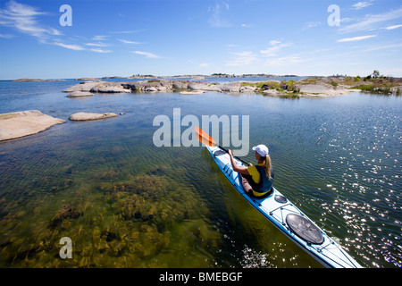 Frau Kajakfahren im Meer Stockfoto