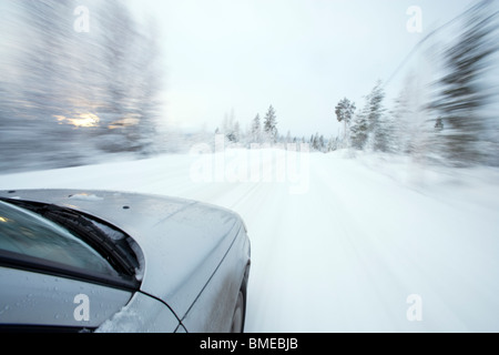 Auto auf schneebedeckten Straßen bewegen Stockfoto