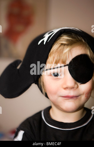 Kleiner Junge als Pirat verkleidet Stockfoto