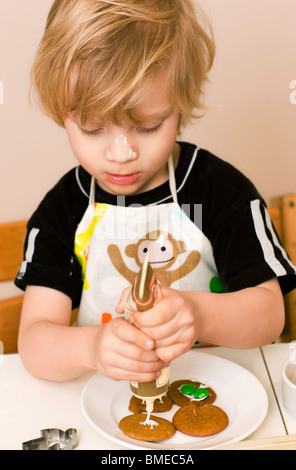 Junge Vorbereitung cookies Stockfoto