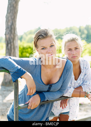 Junge Frauen stützte sich auf Geländer Stockfoto