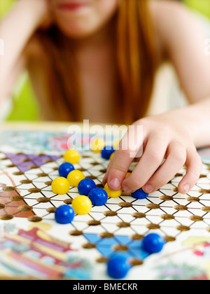 Mädchen spielen Spiel, Nahaufnahme Stockfoto