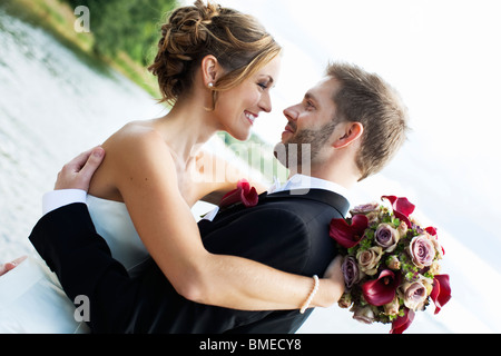 Braut und Bräutigam umarmen Stockfoto