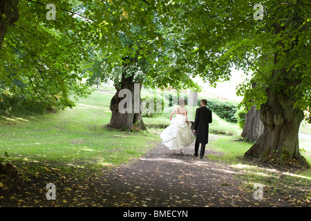 Braut und Bräutigam zu Fuß im park Stockfoto