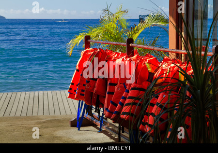 Rettungswesten, hing an einem Rack in einem Resort in Bali, Indonesien Stockfoto