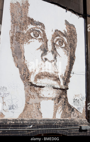 Portrait gemeißelt in Wand - geschnitzte Wand Kunst von vhils (Variablennamen des portugiesischen Künstler Alexandre Farto) in Spitalfields, London, E1, England, Großbritannien Stockfoto