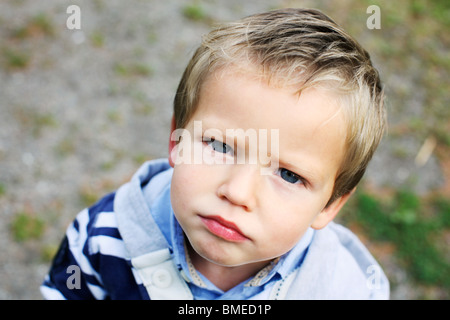 Junge starrte auf Kamera Stockfoto