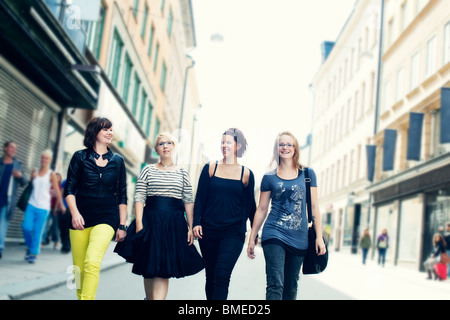 Frauen gehen zusammen Stockfoto