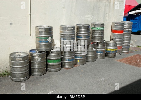 Es gibt viele Bierfässer vor einem Pub in Perranporth, Cornwall UK. Stockfoto