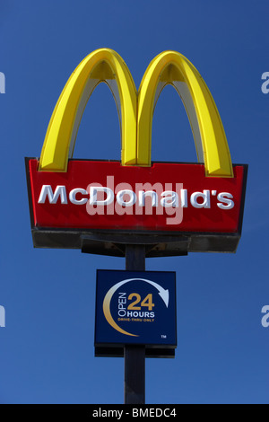 goldenen Bögen Schild am Mcdonalds Fahrt durch Fast-Food Restaurant Merseyside England uk Stockfoto