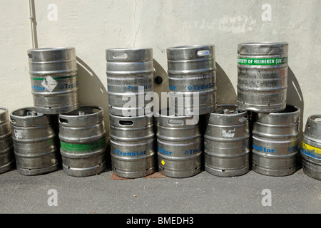 Es gibt viele Bierfässer vor einem Pub in Perranporth, Cornwall UK. Stockfoto