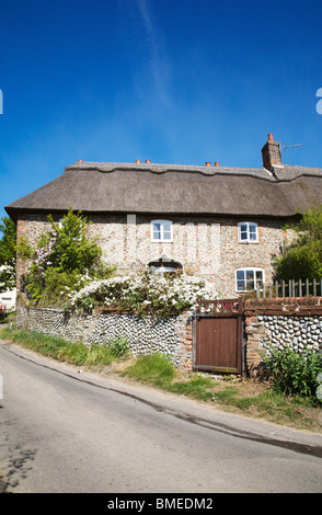 Eine traditionelle strohgedeckte Hütte in Happisburgh, Norfolk, England. Stockfoto