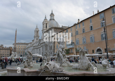 Rom, Italien. Gesamtansicht der Piazza Navona, von Norden. Stockfoto
