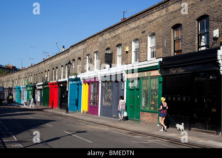 Straßenszene des Columbia Road Flower Market an einem Sonntagnachmittag, London, England, Großbritannien. Stockfoto