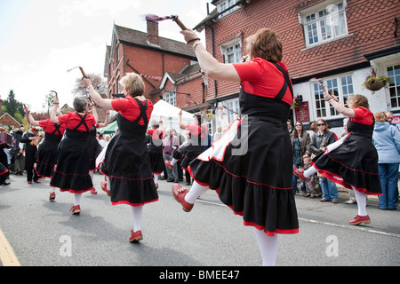 Eine Truppe von Lady Morris Tänzer führen Sie auf der Biennale Messe Charta in Haslemere, Surrey, England. Stockfoto