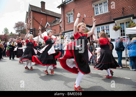 Eine Truppe von Lady Morris Tänzer führen Sie auf der Biennale Messe Charta in Haslemere, Surrey, England. Stockfoto