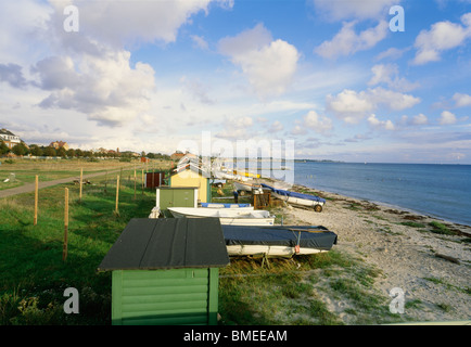 Strandhütten und Angelboote/Fischerboote am Strand Stockfoto