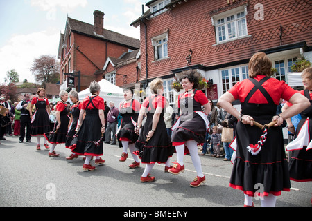 Eine Truppe von Lady Morris Tänzer führen Sie auf der Biennale Messe Charta in Haslemere, Surrey, England. Stockfoto