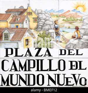 Madrid, Spanien. Traditioneller Kachelofen Straßenschild. Plaza del Campillo del Mundo Nuevo. (von Alfredo Ruiz de Luna / Madrid) Stockfoto