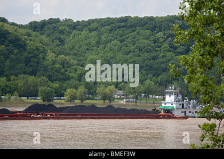 Madison, Indiana - ein Schlepper schiebt Lastkähne geladen mit Kohle flussaufwärts am Ohio River. Stockfoto