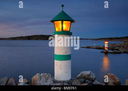 Skandinavien, Schweden, Vastkusten, Blick auf beleuchtete Leuchtturm am Meer Stockfoto