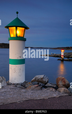 Skandinavien, Schweden, Vastkusten, Blick auf beleuchtete Leuchtturm am Meer Stockfoto